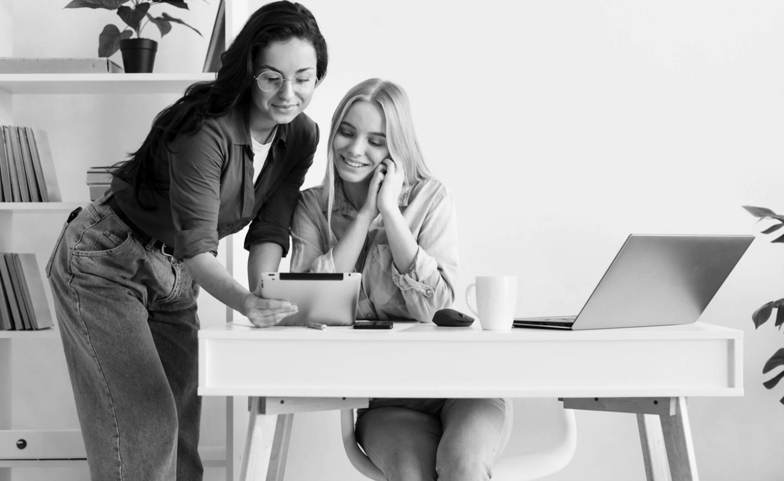 Espace de travail avec documents de suivi post-formation